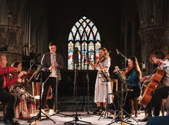 Ag Tarraingt On Tobar Con Tempo Quartet with Seamus and Caoimhe Ui Fhlatharta
