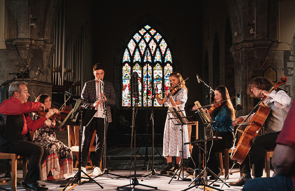 Ag Tarraingt On Tobar Con Tempo Quartet with Seamus and Caoimhe Ui Fhlatharta