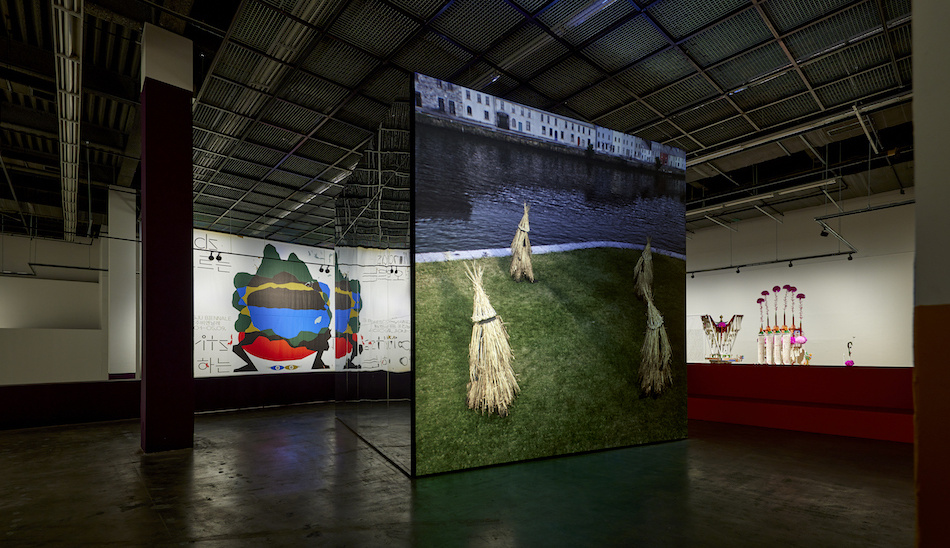 <p>John Gerrard, <em>Corn Work (Corrib),</em> 2020, annual simulation, color, no sound; cube, polished mirror aluminum, 500 × 500 × 550 cm, exhibition view. The work was commissioned by Galway International Arts Festival as part of Galway 2020, European Capital of Culture. Photo: Sang tae Kim</p>